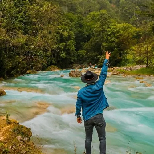 Visitante frente al Río Quisil rodeado de vegetación y senderos