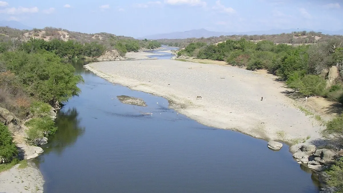 Río Motagua en la época seca, con bancos de grava y vegetación en las orillas, en Zacapa