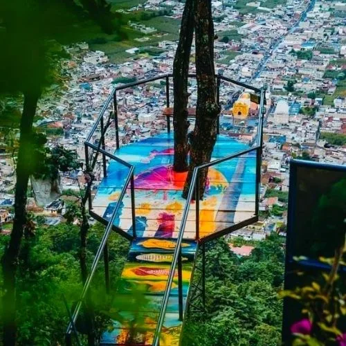 Plataforma colorida del Sendero Pakotzij sobre el paisaje urbano de San Andrés Xecul