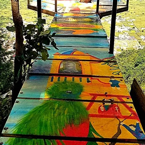 Piso pintado de un mirador del Sendero Pakotzij con vista hacia San Andrés Xecul