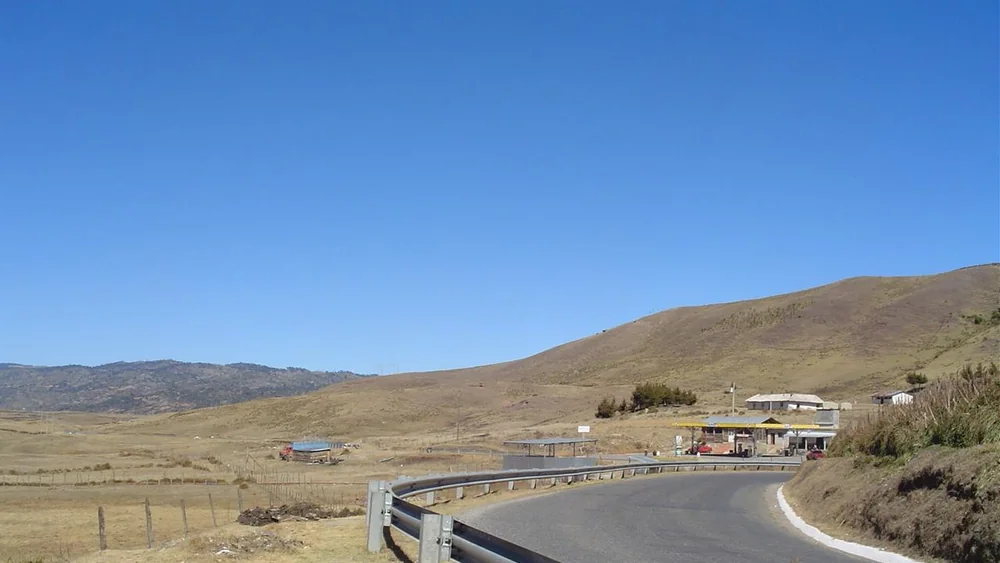 Llanos de Paquix con pasto seco y una cerca, en la Sierra de los Cuchumatanes