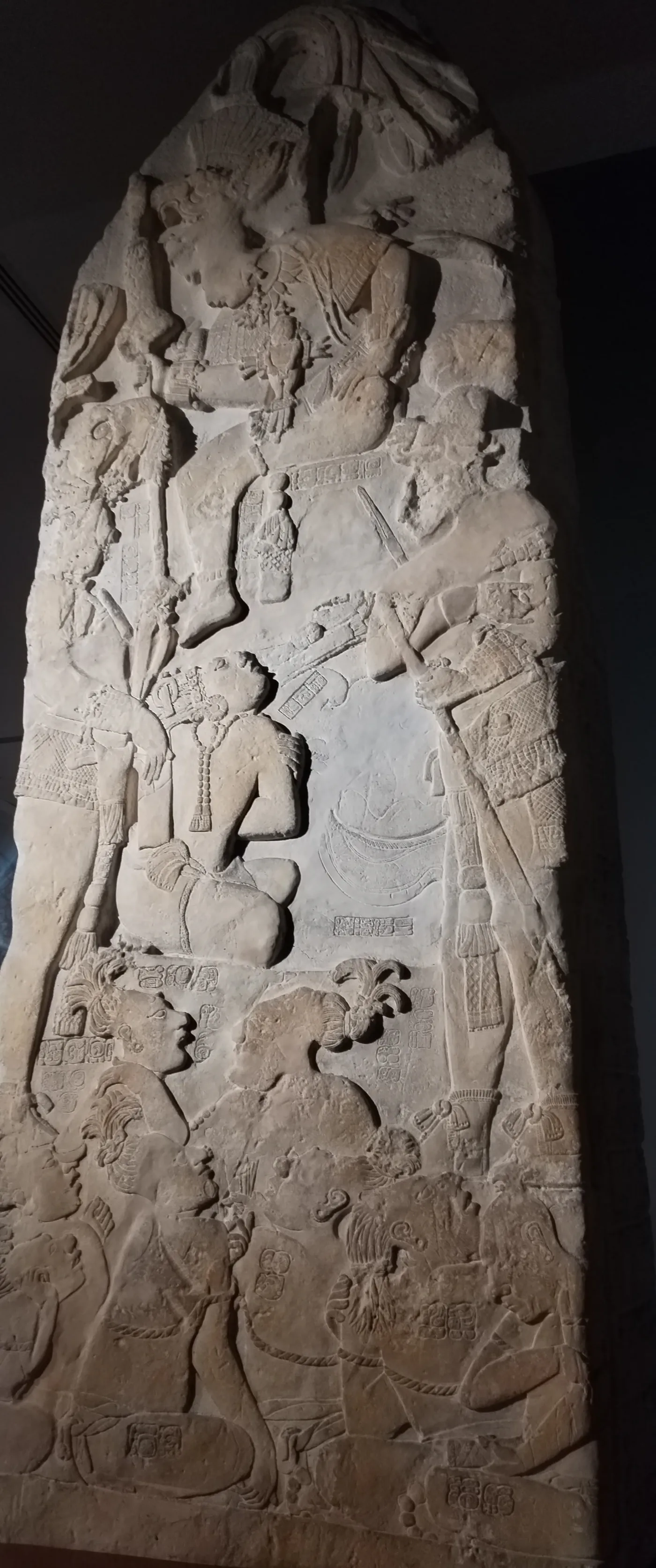 Estela de Piedras Negras usada como imagen documental para la guía