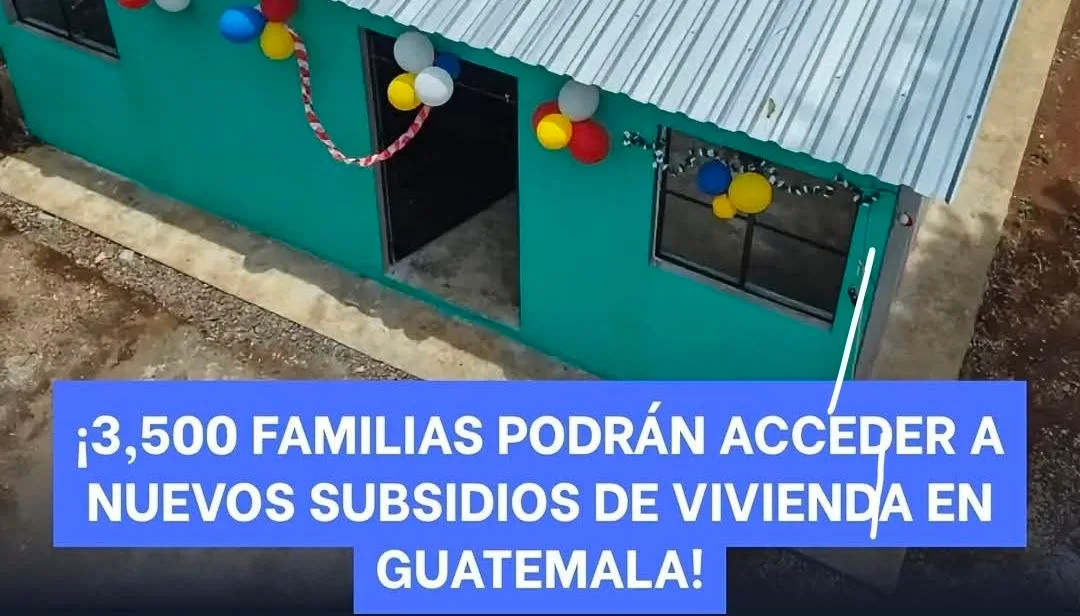 Vivienda de techo de lámina decorada con globos, utilizada para ilustrar los subsidios habitacionales en Guatemala