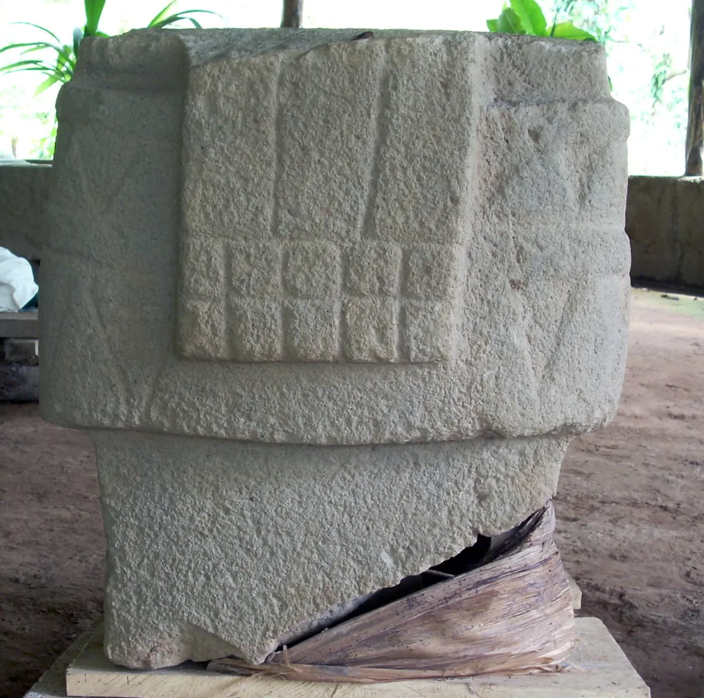 Monumento de piedra en el parque arqueológico Tak’alik Ab’aj en Retalhuleu