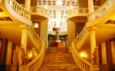 Escalinata interior del Teatro Abril