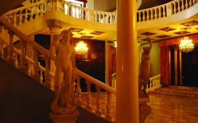 Esculturas y decoración interior del Teatro Abril