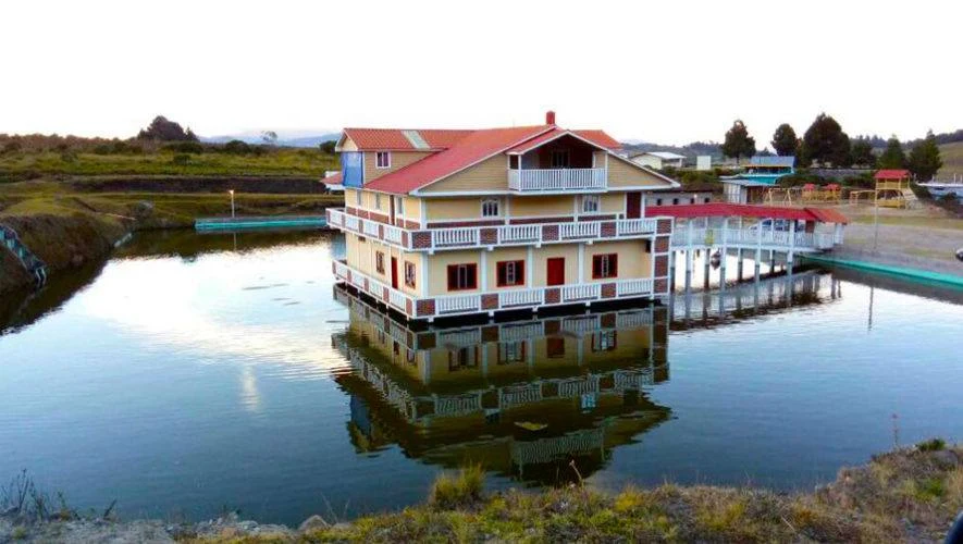 Casa de hospedaje ubicada en medio de la laguna de Casa del Lago
