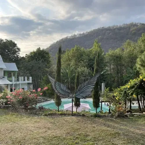 Mirador con alas frente a los jardines y piscinas de Turicentro Chapac