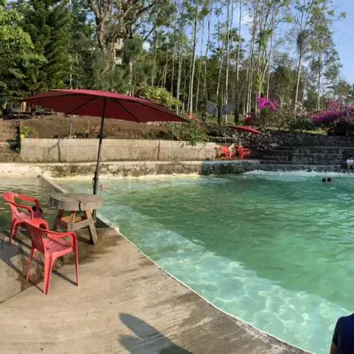 Piscina y jardines del Turicentro Chapac en un paisaje montañoso