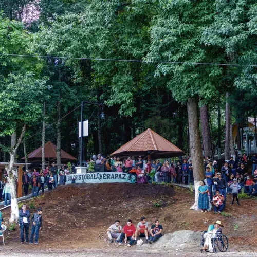 Personas reunidas entre árboles y ranchos del Turicentro El Petencito