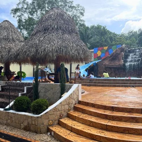 Rancho, escaleras y piscina del Turicentro La Cascada en Melchor de Mencos
