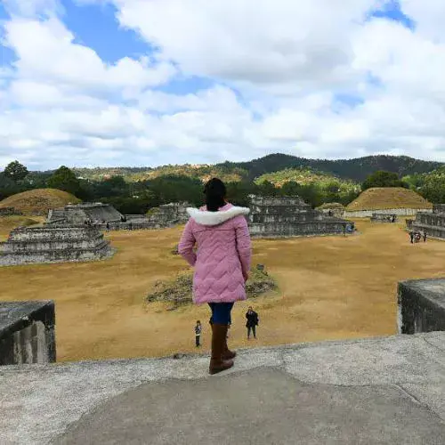 Visitante observa las plazas del Parque Arqueológico Zaculeu