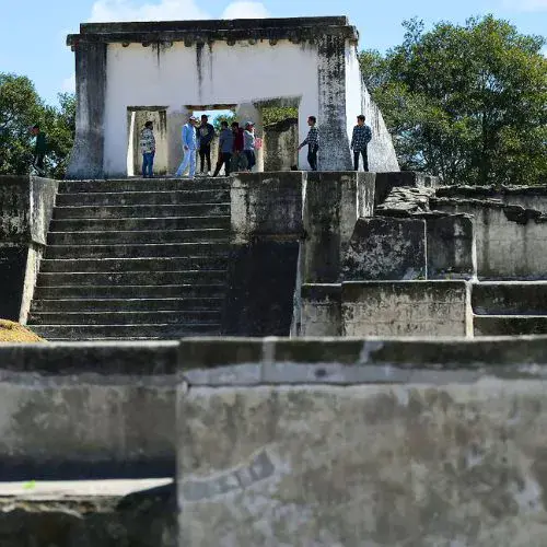 Estructura arqueológica con escalinata en Zaculeu