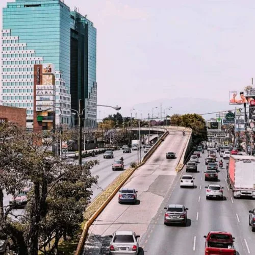 Calzada Roosevelt y edificio de Tikal Futura en la zona 11