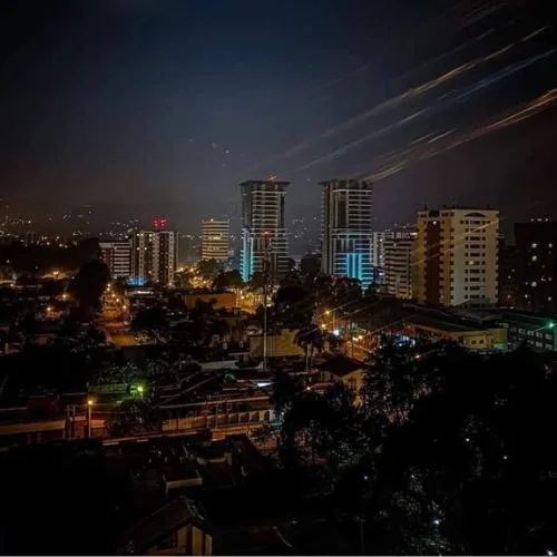 Edificios iluminados de la zona 14 durante la noche