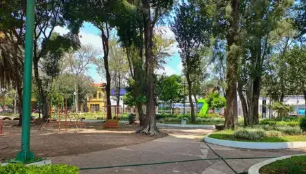 Senderos y áreas verdes del Parque Jocotenango en la zona 2