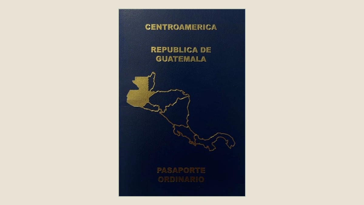 Portada azul del pasaporte ordinario guatemalteco, con las palabras Centroamérica, República de Guatemala y Pasaporte ordinario en letras doradas