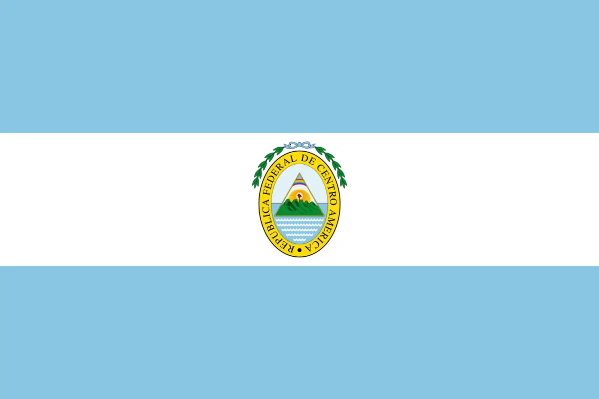 Bandera de la República Federal de Centroamérica, con franjas azul claro y blanca y un escudo con la leyenda República Federal de Centro América