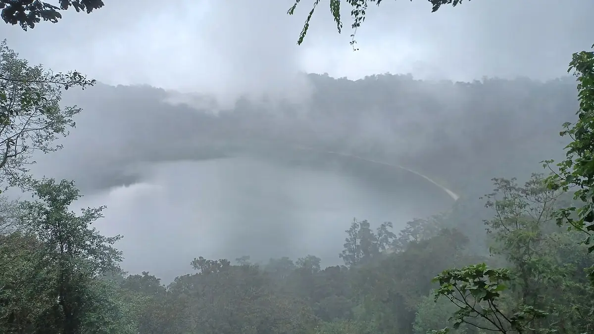 Laguna de Chicabal cubierta de niebla, rodeada de bosque nuboso