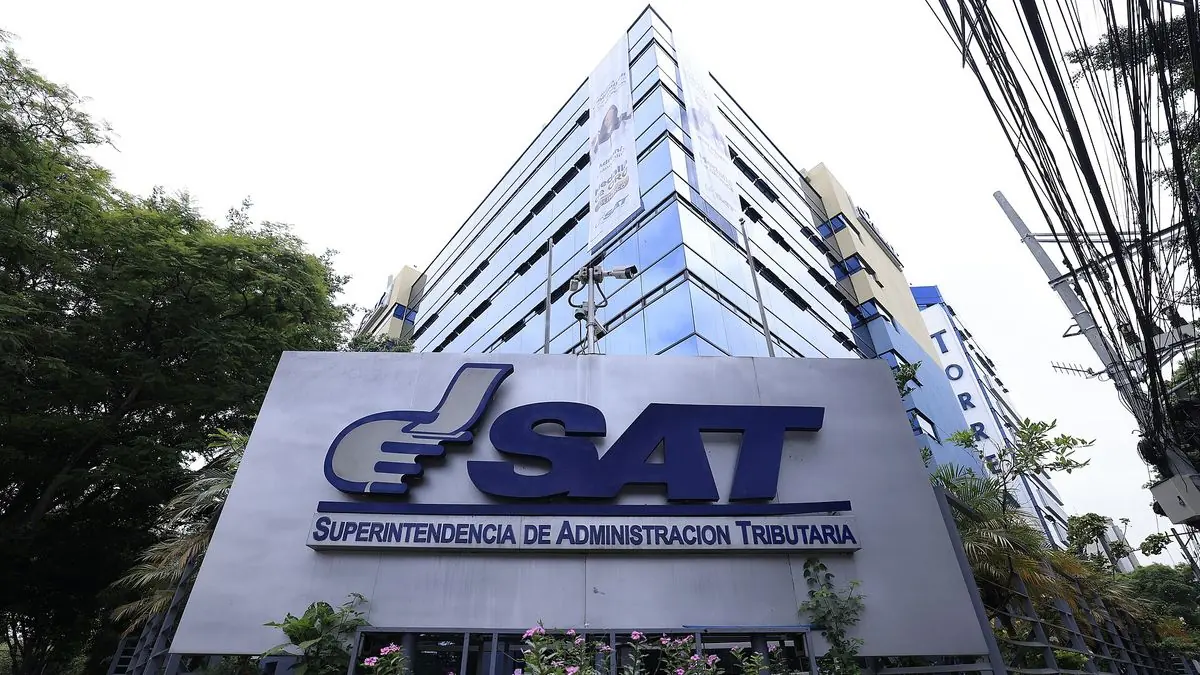 Fachada del edificio de la Superintendencia de Administración Tributaria en la zona 9 de la Ciudad de Guatemala