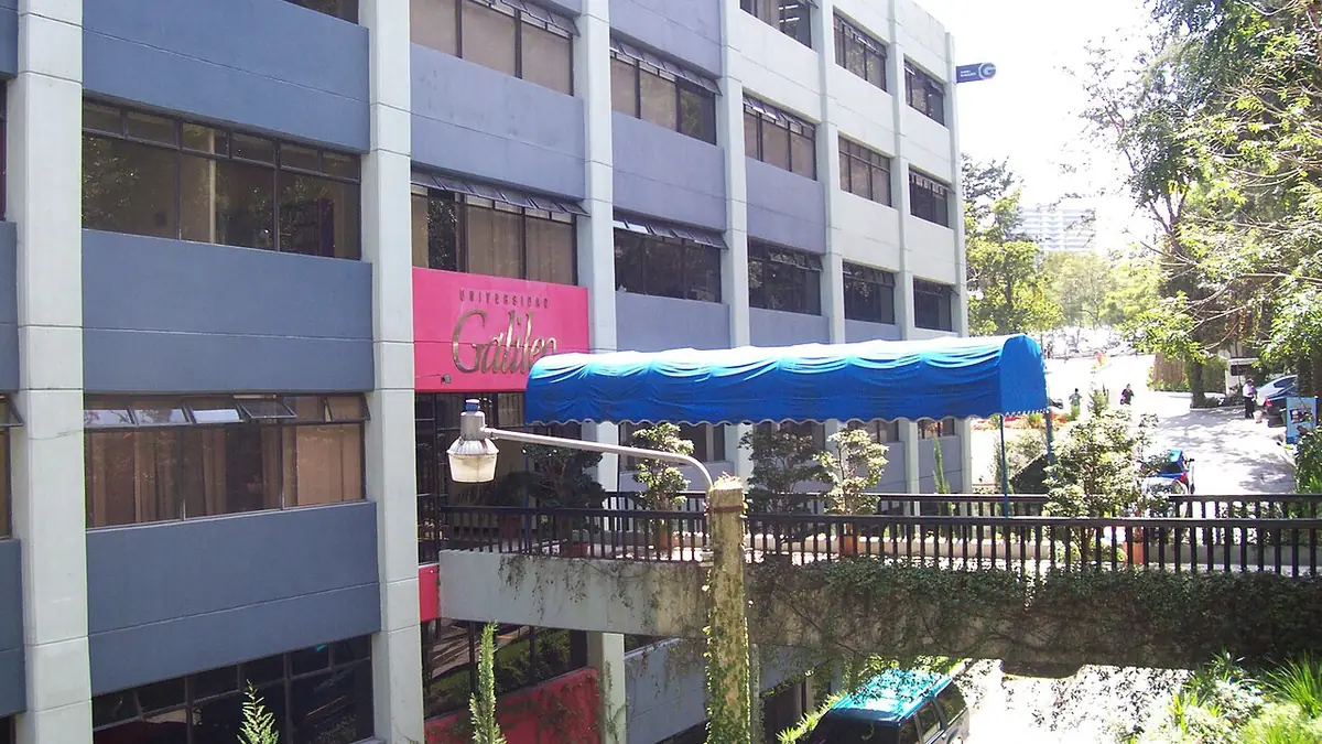 Fachada de la Universidad Galileo, con letrero rosado y un toldo azul sobre la entrada