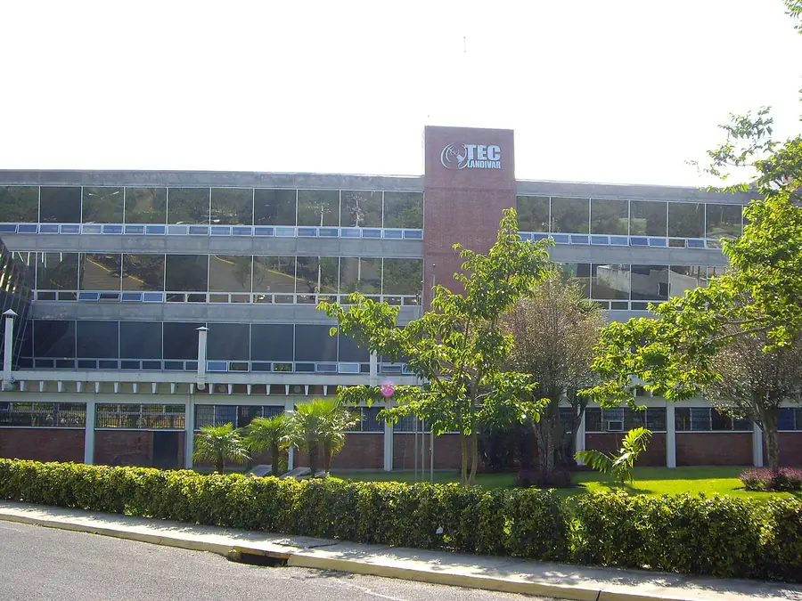 Edificio de tres niveles con el letrero TEC Landívar en la fachada, rodeado de árboles
