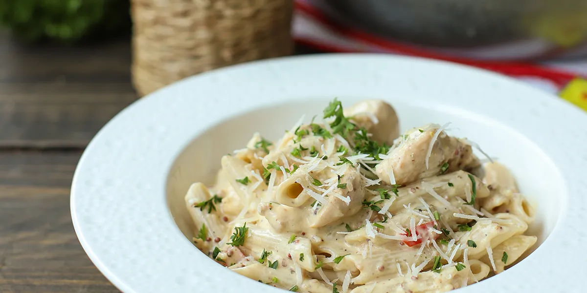 pollo con macarrones guatemalteco