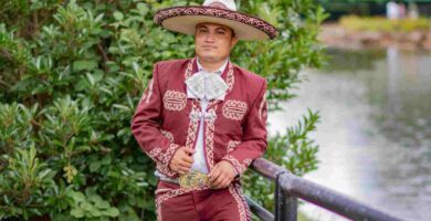 Joel Lemus, conocido como El Camacho de Izabal, con micrófono en mano en escenario