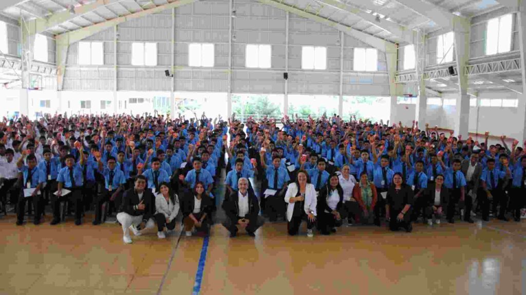 óvenes participantes en el evento NauFest 2023 organizado por Junior Achievement