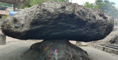 Ilustración que retrata la leyenda de la Piedra de Los Compadres en Chiquimula.