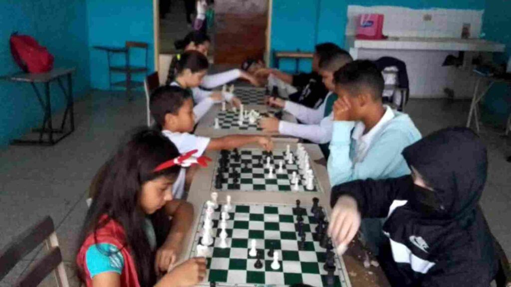 Roger Colmenares enseñando ajedrez terapéutico a un grupo de estudiantes.