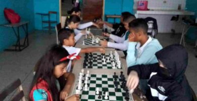 Roger Colmenares enseñando ajedrez terapéutico a un grupo de estudiantes.