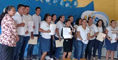 Estudiantes felices celebrando su graduación.