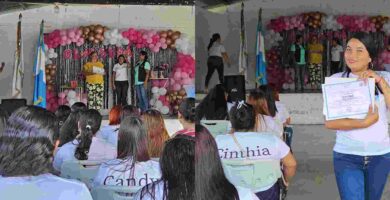 Estudiantes del curso de uñas acrílicas y decoración en 3D en Izabal, Guatemala