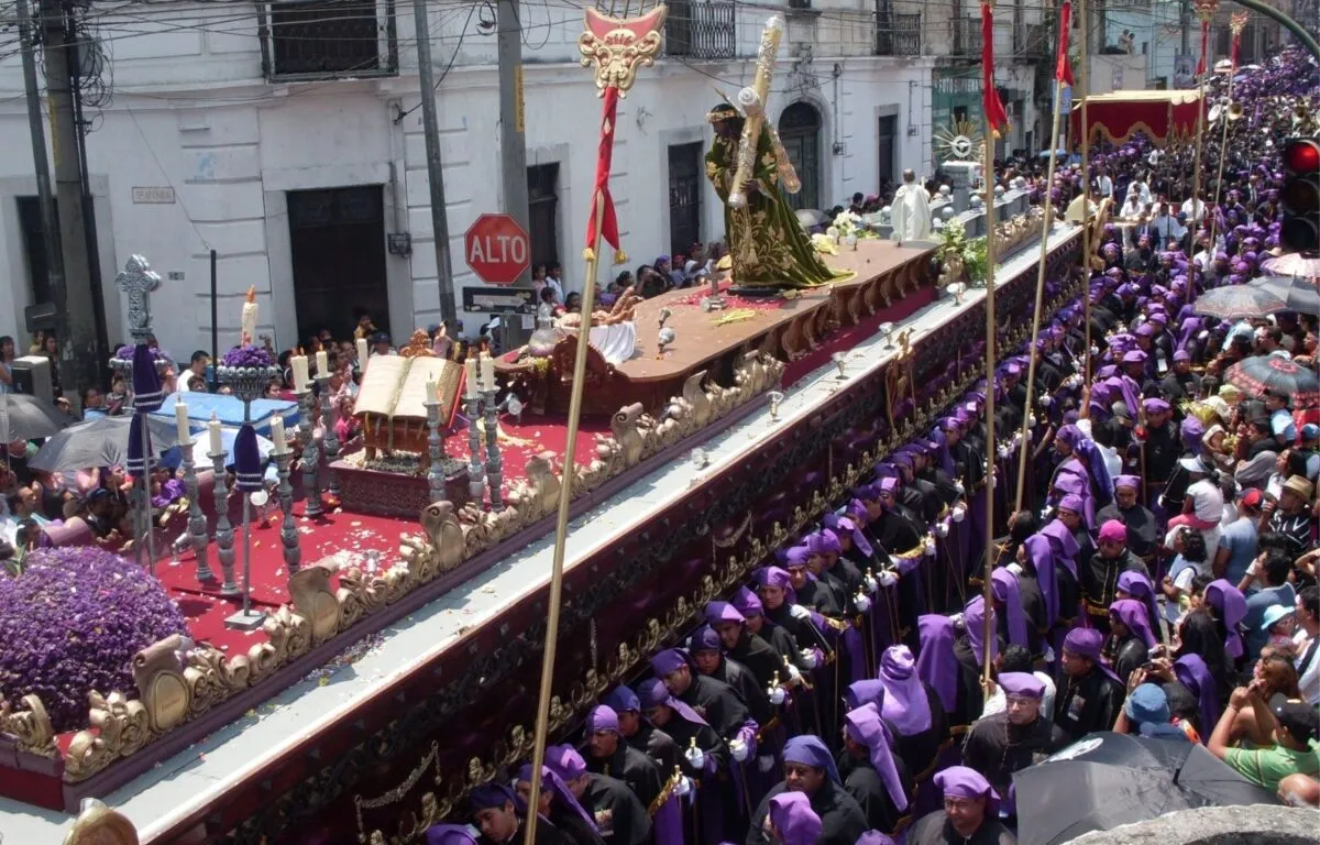 ¿Cuántas personas cargan la procesión del Calvario