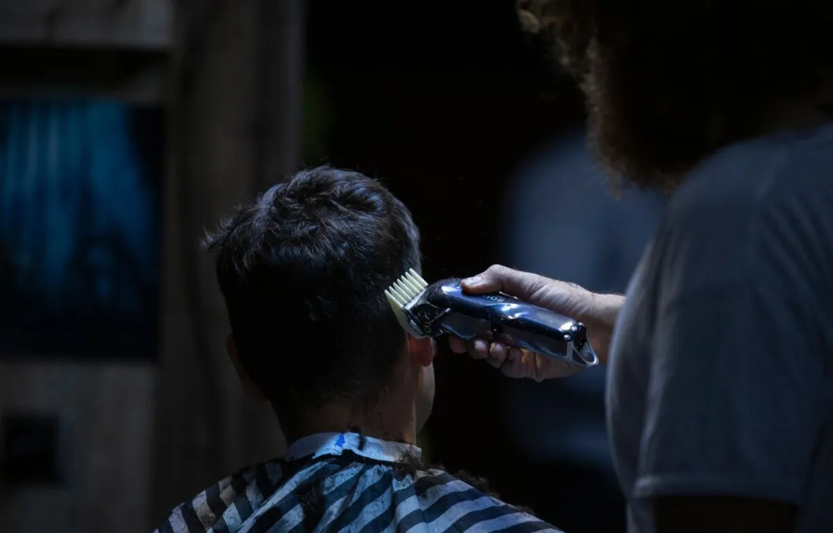 ¿Puedo enseñarme a barbero por mi cuenta?