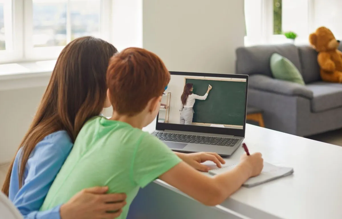 ¿Qué beneficios tiene que un niño aprenda a programar una computadora?
