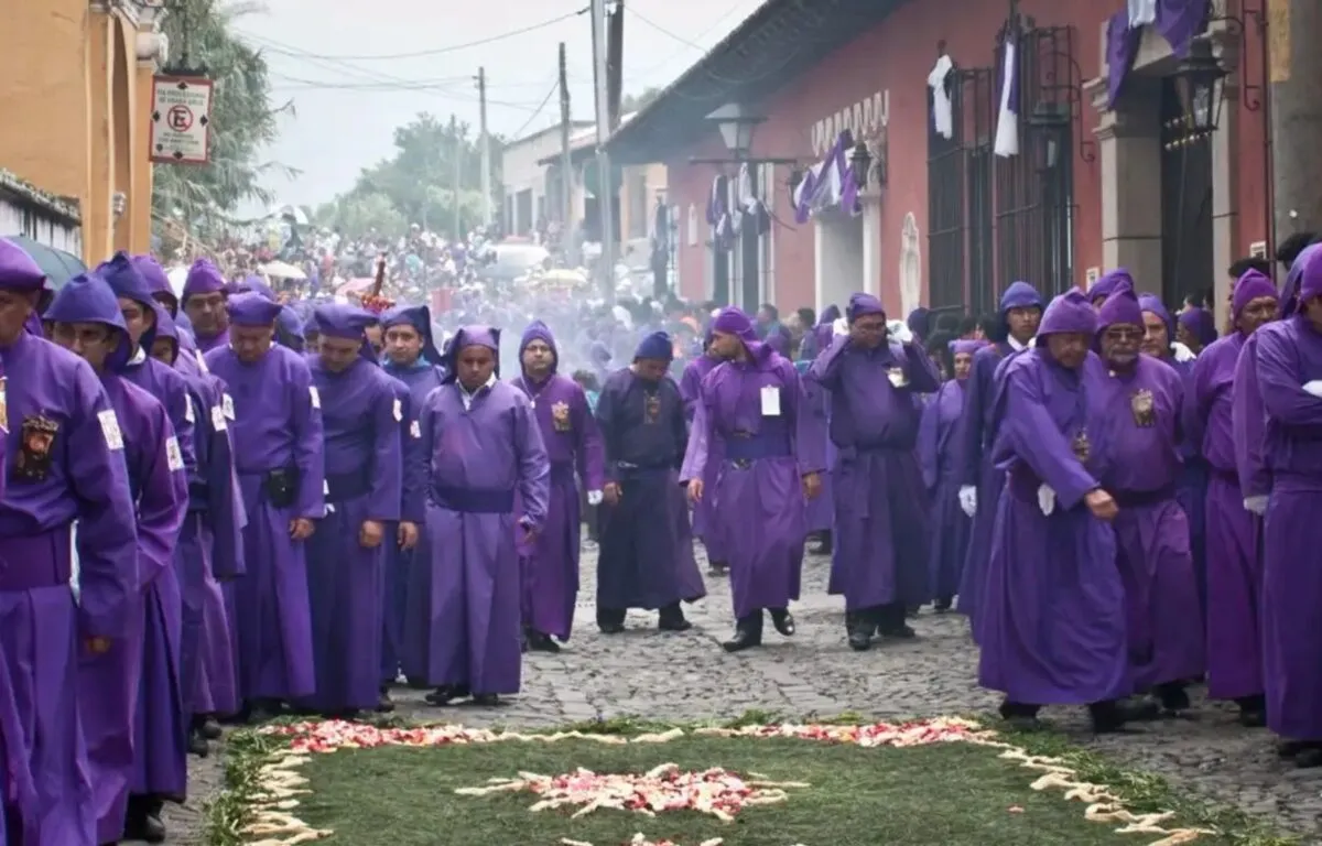 La vestimenta: el traje de cucurucho