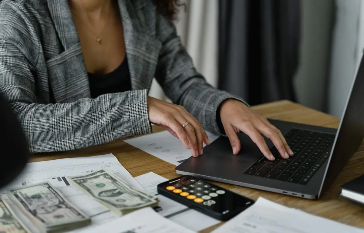 Ventajas y Desventajas de Buscar Trabajos sin Estudios