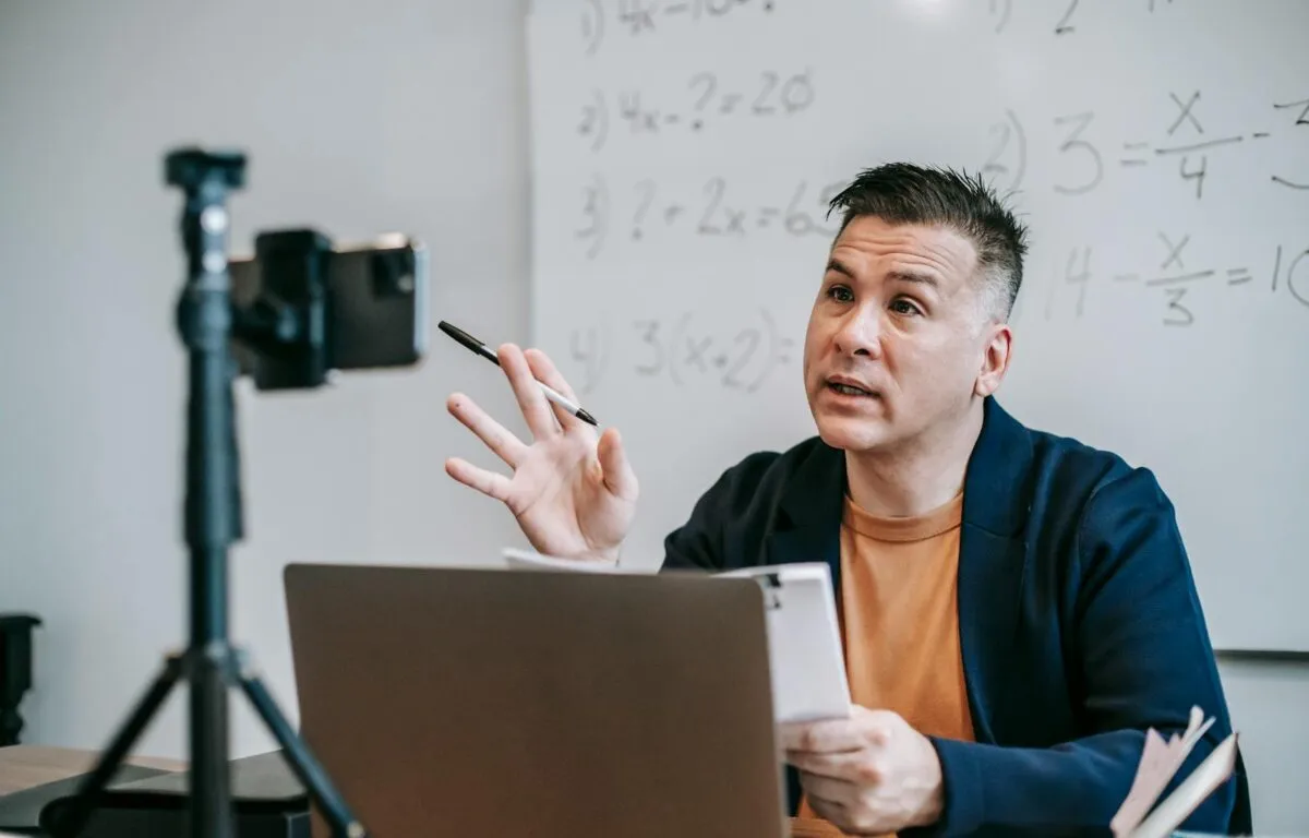 Clases y Tutorías en Línea