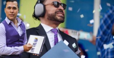 El alcalde Neto Bran regala aparatos de Apple a jugadores del Deportivo Mixco