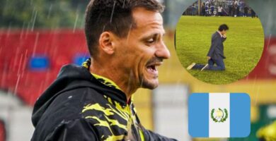 Entrenador Guatemalteco Cruza de Rodillas el Campo al Lograr el Ascenso de su equipo