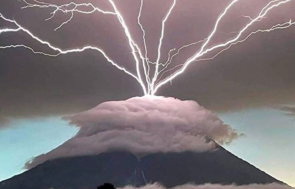 Meteorólogo revela el misterio del rayo ascendente en Volcan Guatemala