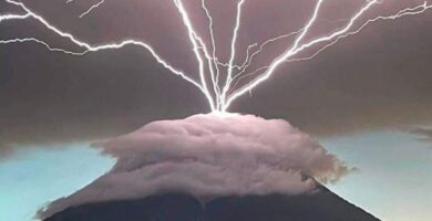 Meteorólogo revela el misterio del rayo ascendente en Volcan Guatemala