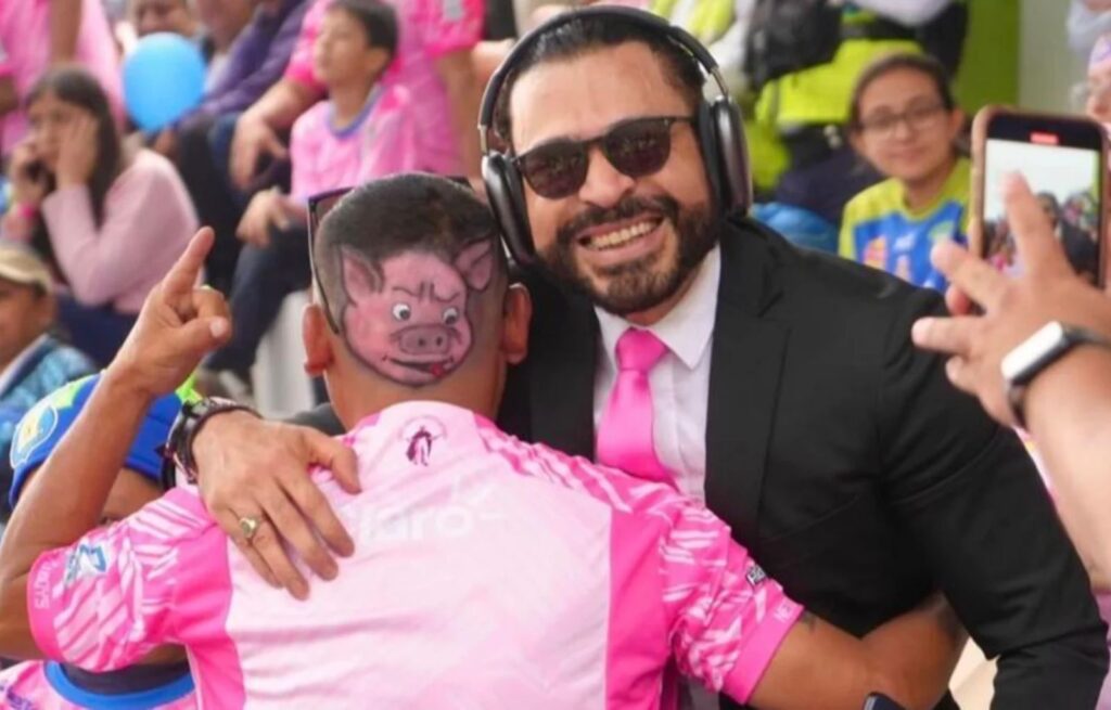 Neto Bran en el Estadio Un Gesto de Apoyo y Liderazgo