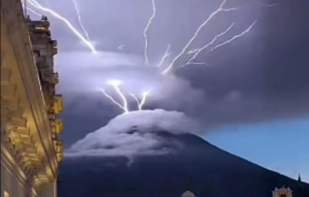 ¿Cómo se explica el fenómeno del rayo ascendente en un volcán