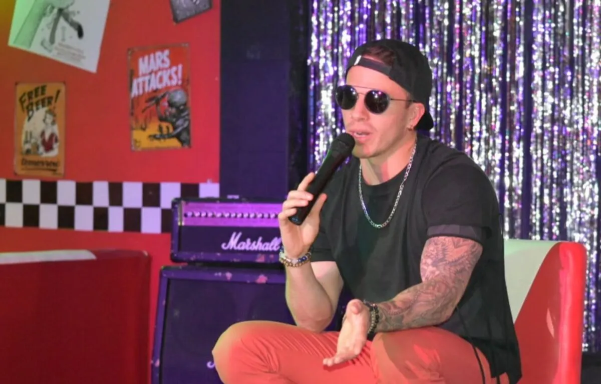 Conversación Exclusiva con Ale Mendoza el Proceso Creativo Detrás de Bien Hookiao