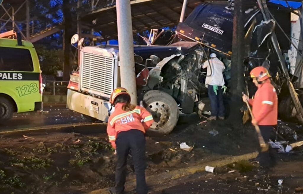 Daños en la Infraestructura Pasarela en el Periférico