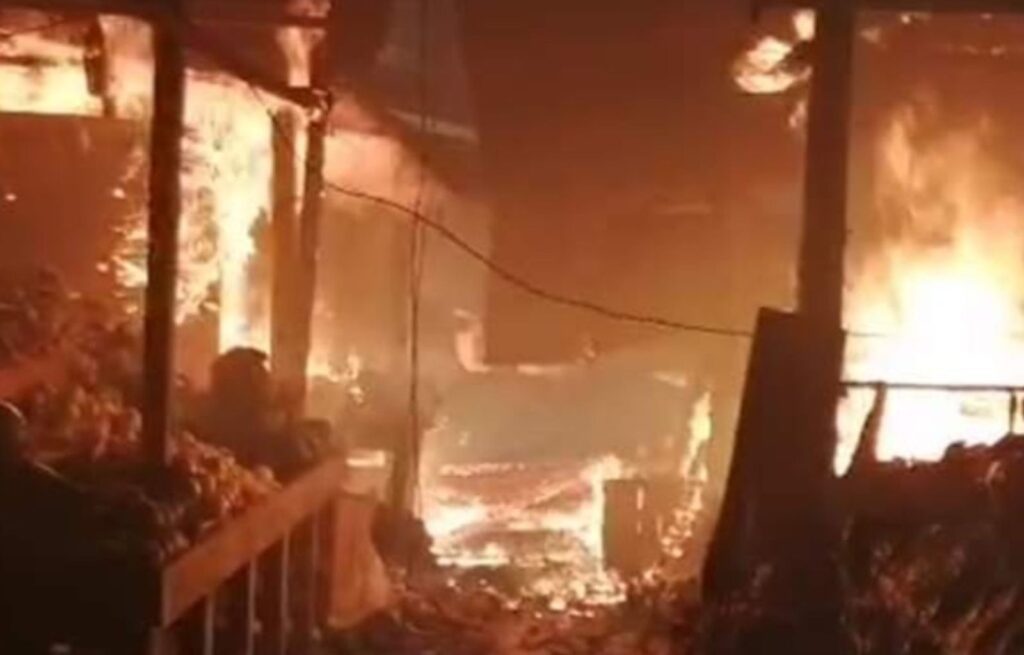 Esfuerzos Coordinados para Controlar el Fuego la Rápida Respuesta de los Bomberos