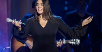 La pausa que hizo Yuridia en su Show de Guatemala para Probar Bebida chapina (VIDEO)